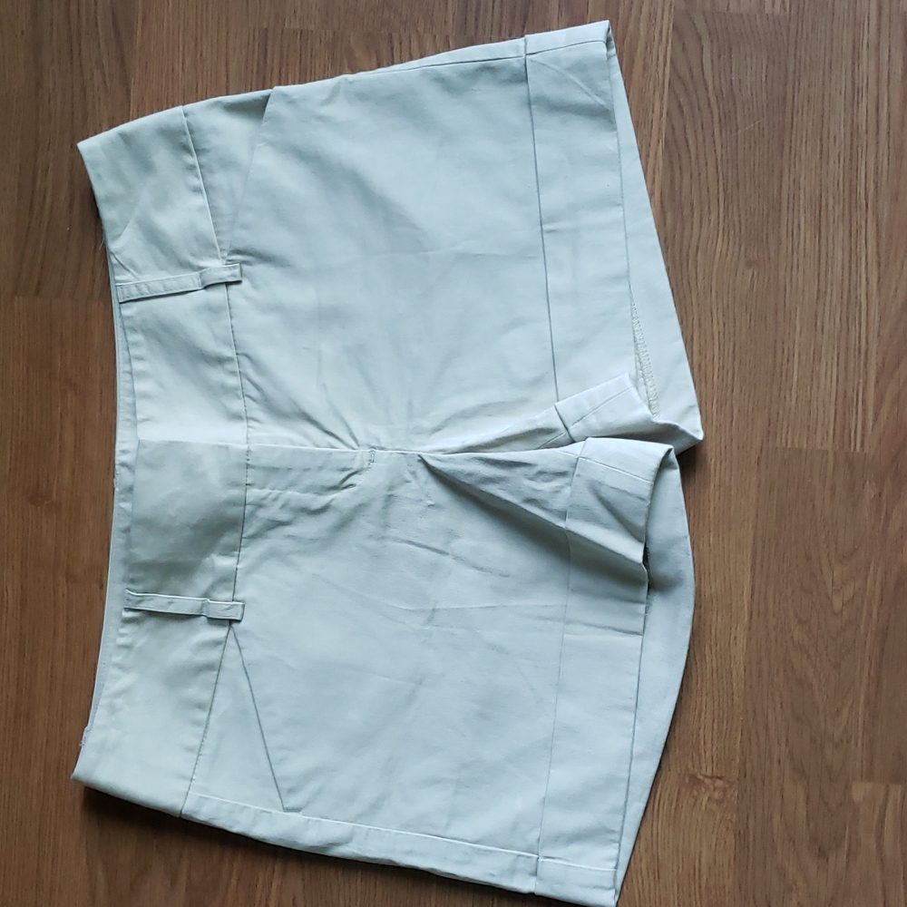 Express Design Studio Tan Cuffed Leg Stretch Shorts Women's Size 4, 30" Waist
